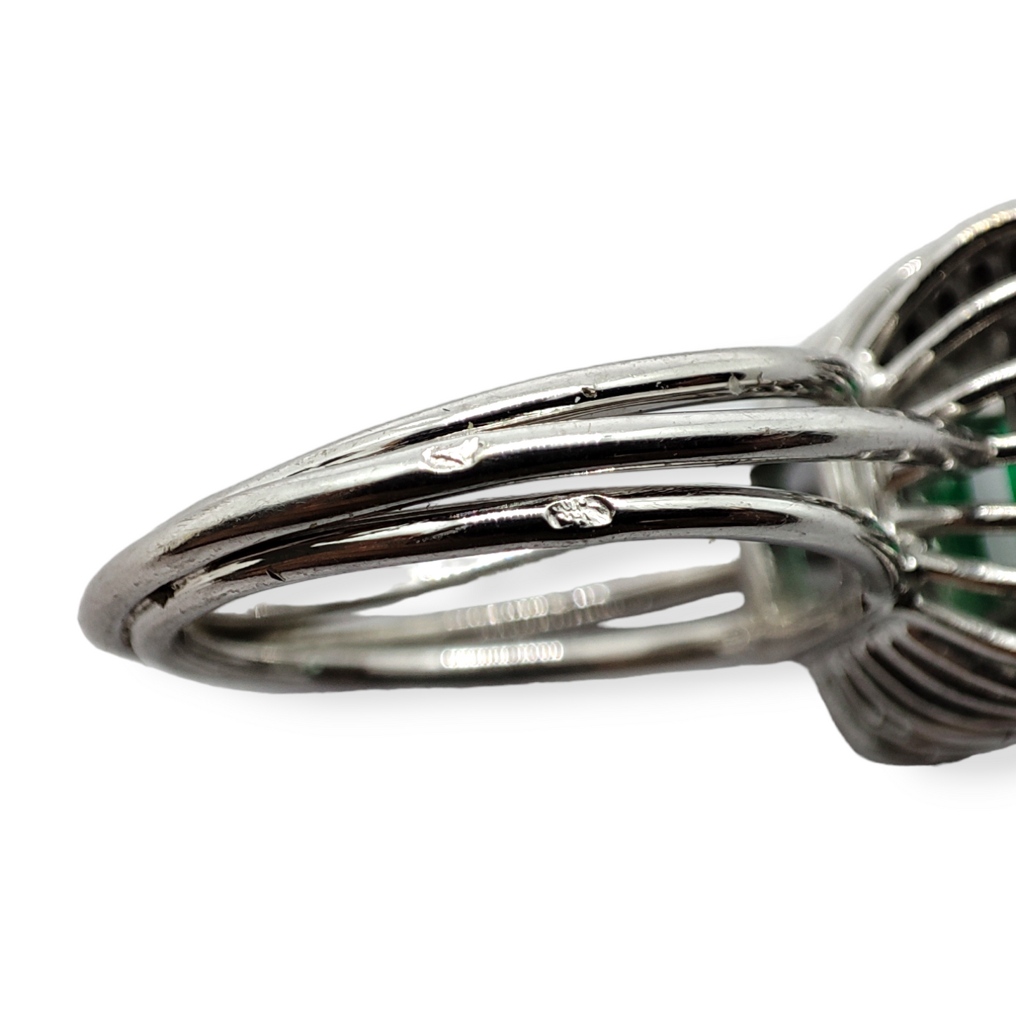 Sortija bailarina esmeralda y diamantes en Oro blanco de 18 K