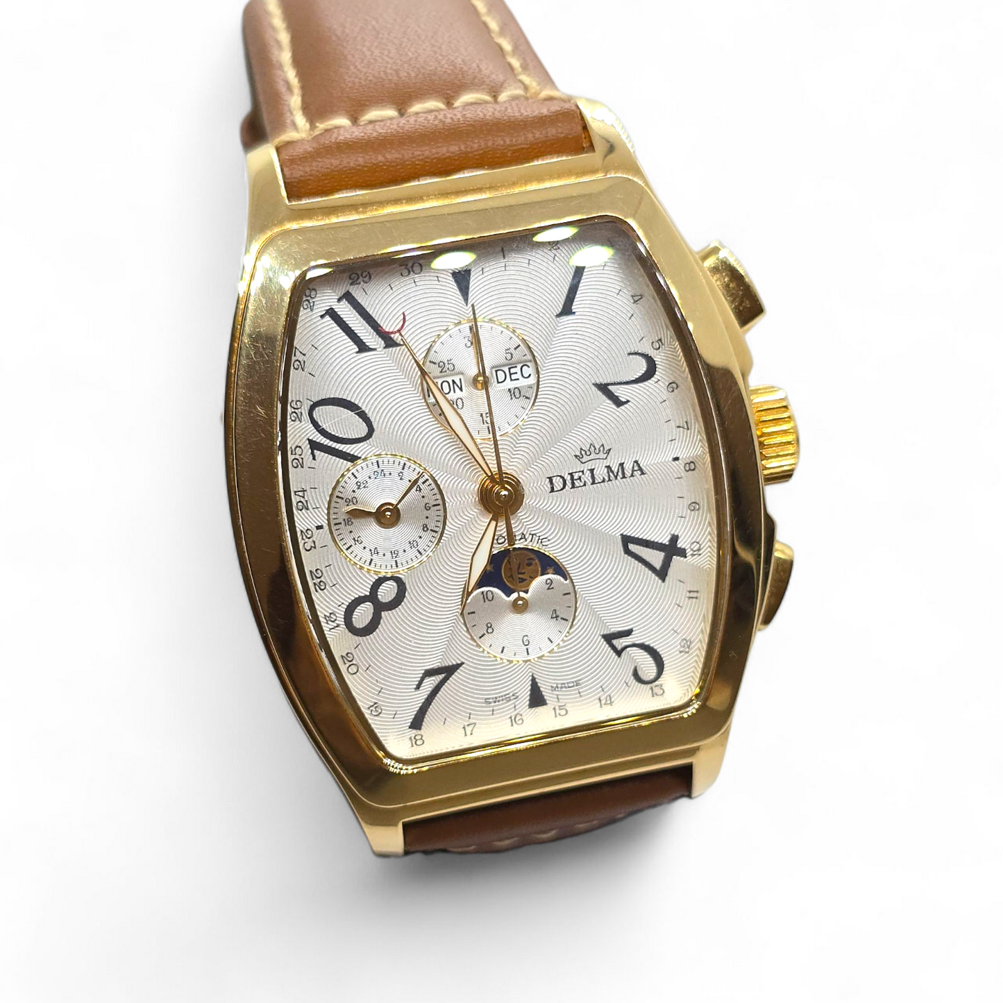 Reloj Delma Klondike Tonneau Cronógrafo Suizo con Fase Lunar Edición Limitada en Oro de 18 Kt