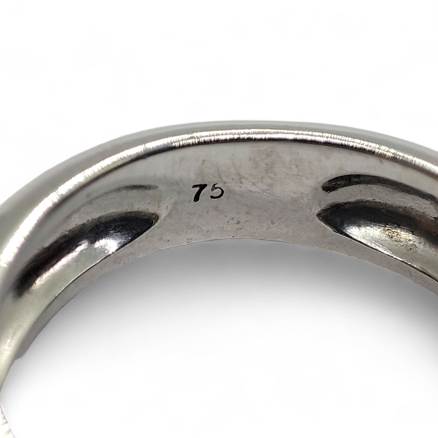 Anillo septillo en oro blanco de 18 K y diamantes.