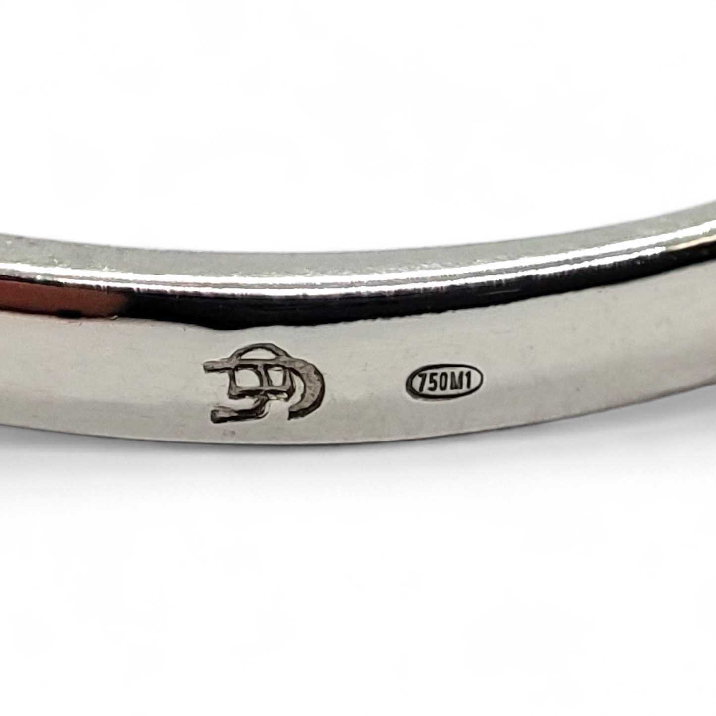 Solitario en oro blanco de 18 K y diamante en talla princesa.