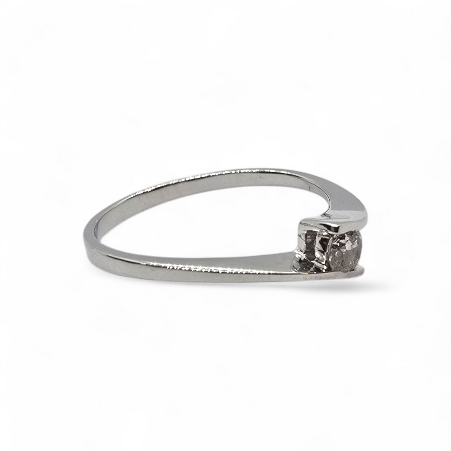Solitario en oro blanco 18k y brillante.