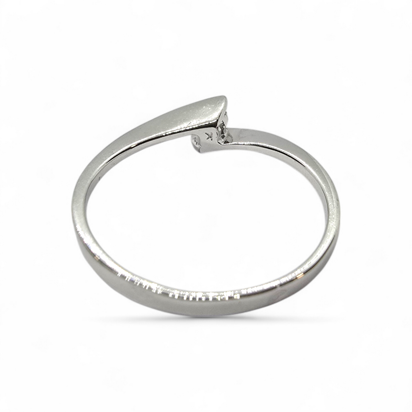 Solitario en oro blanco 18k y brillante.