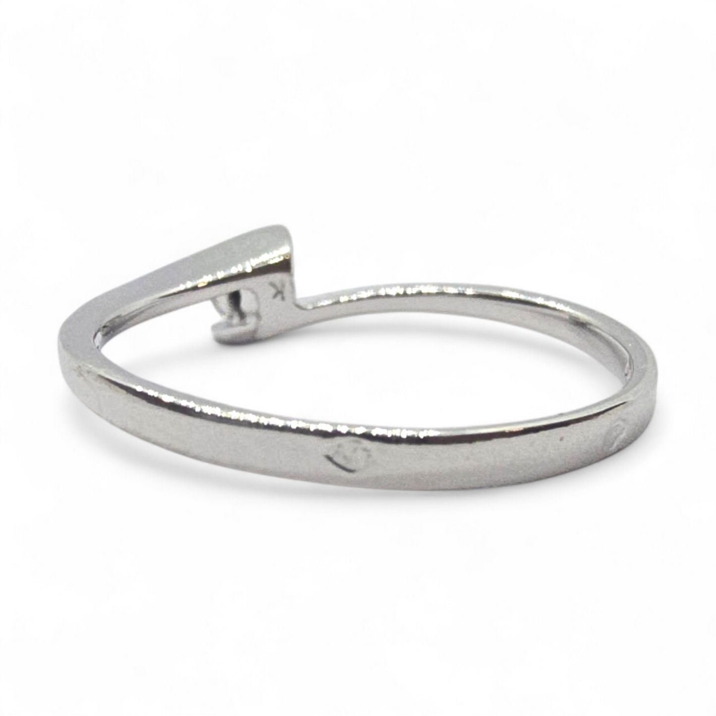 Solitario en oro blanco 18k y brillante.