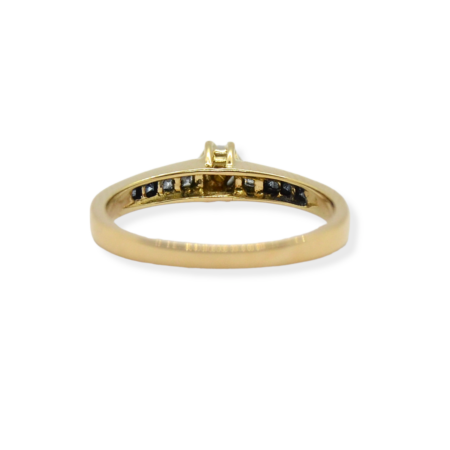 Anillo en oro amarillo de 18k y diamantes corte brillante y princesa.