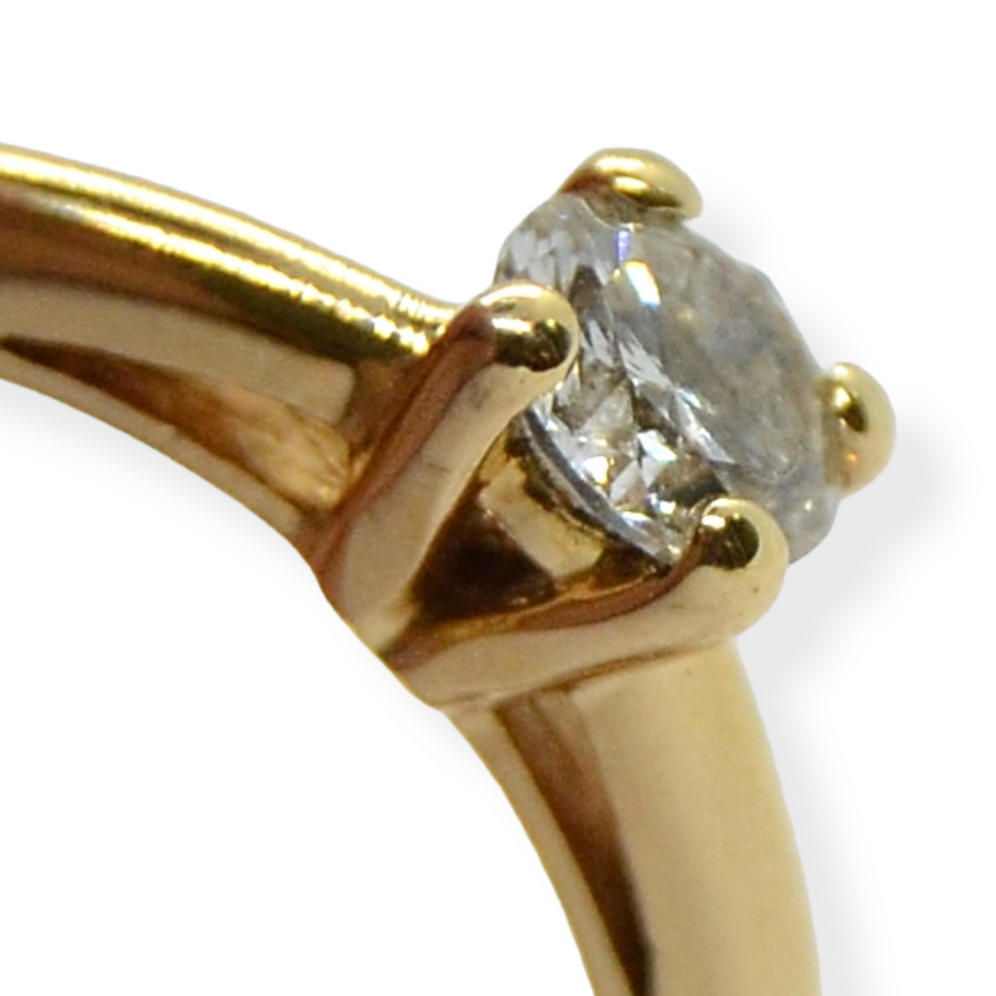 Anillo solitario en oro amarillo de 18k y diamante.