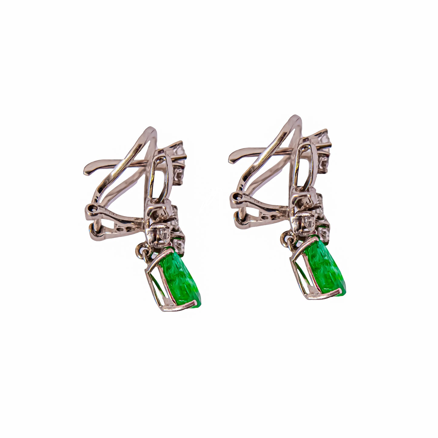 Conjunto de sortija y pendientes en oro blanco de 18 quilates con esmeraldas y diamantes.