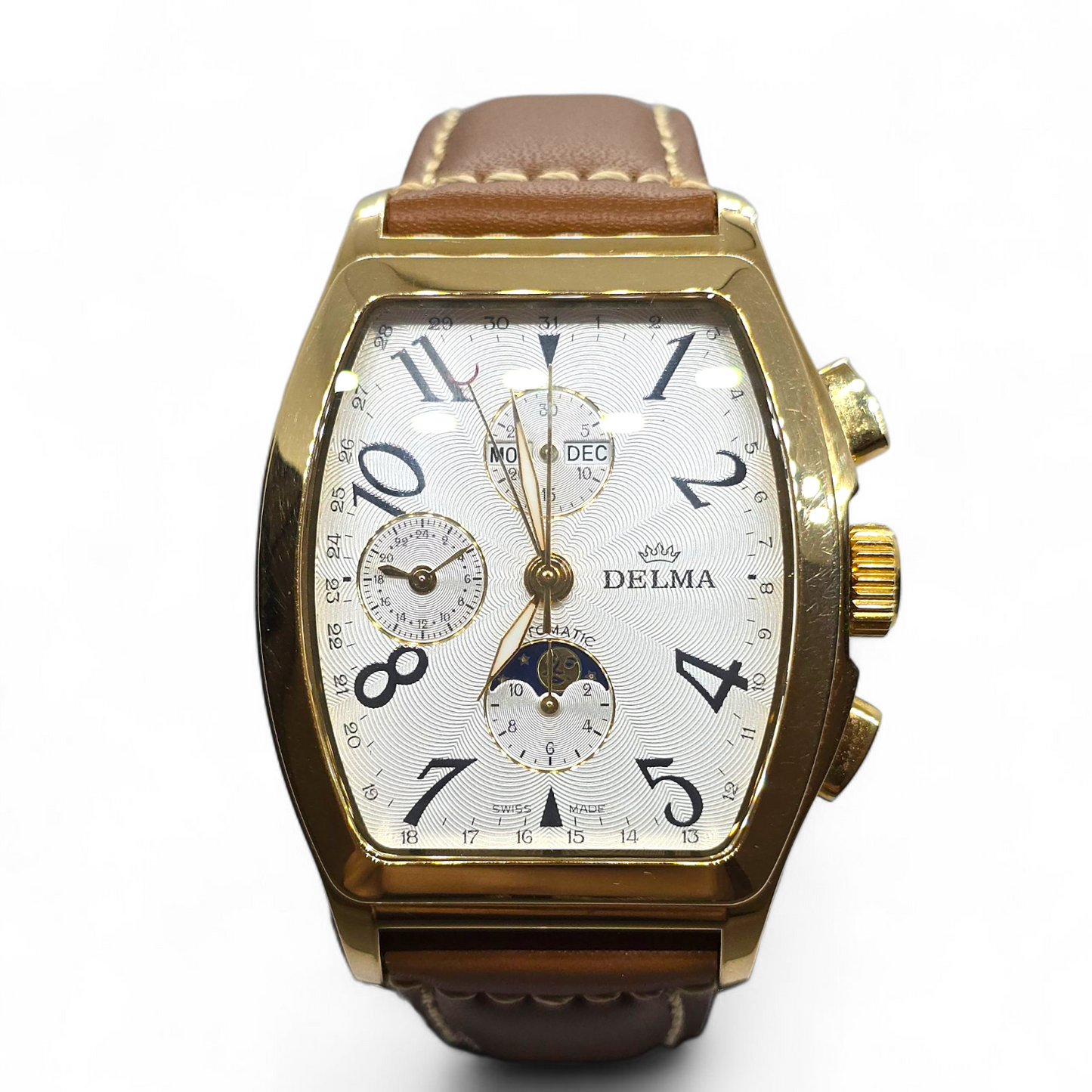 Reloj Delma Klondike Tonneau Cronógrafo Suizo con Fase Lunar Edición Limitada en Oro de 18 Kt