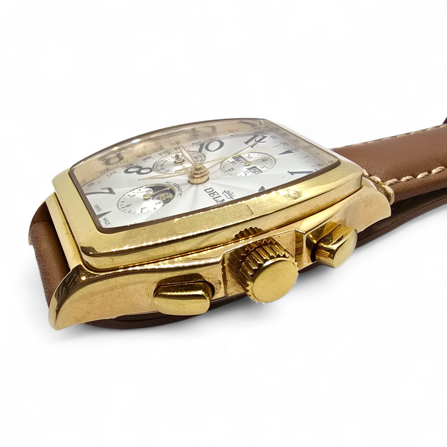 Reloj Delma Klondike Tonneau Cronógrafo Suizo con Fase Lunar Edición Limitada en Oro de 18 Kt