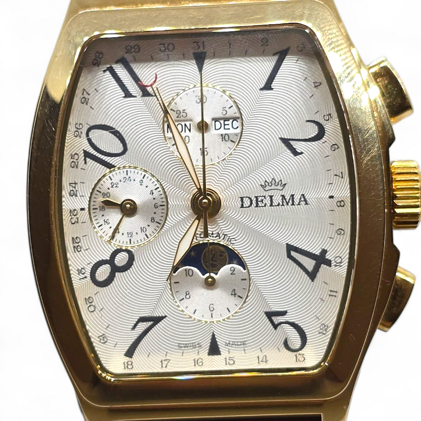 Reloj Delma Klondike Tonneau Cronógrafo Suizo con Fase Lunar Edición Limitada en Oro de 18 Kt