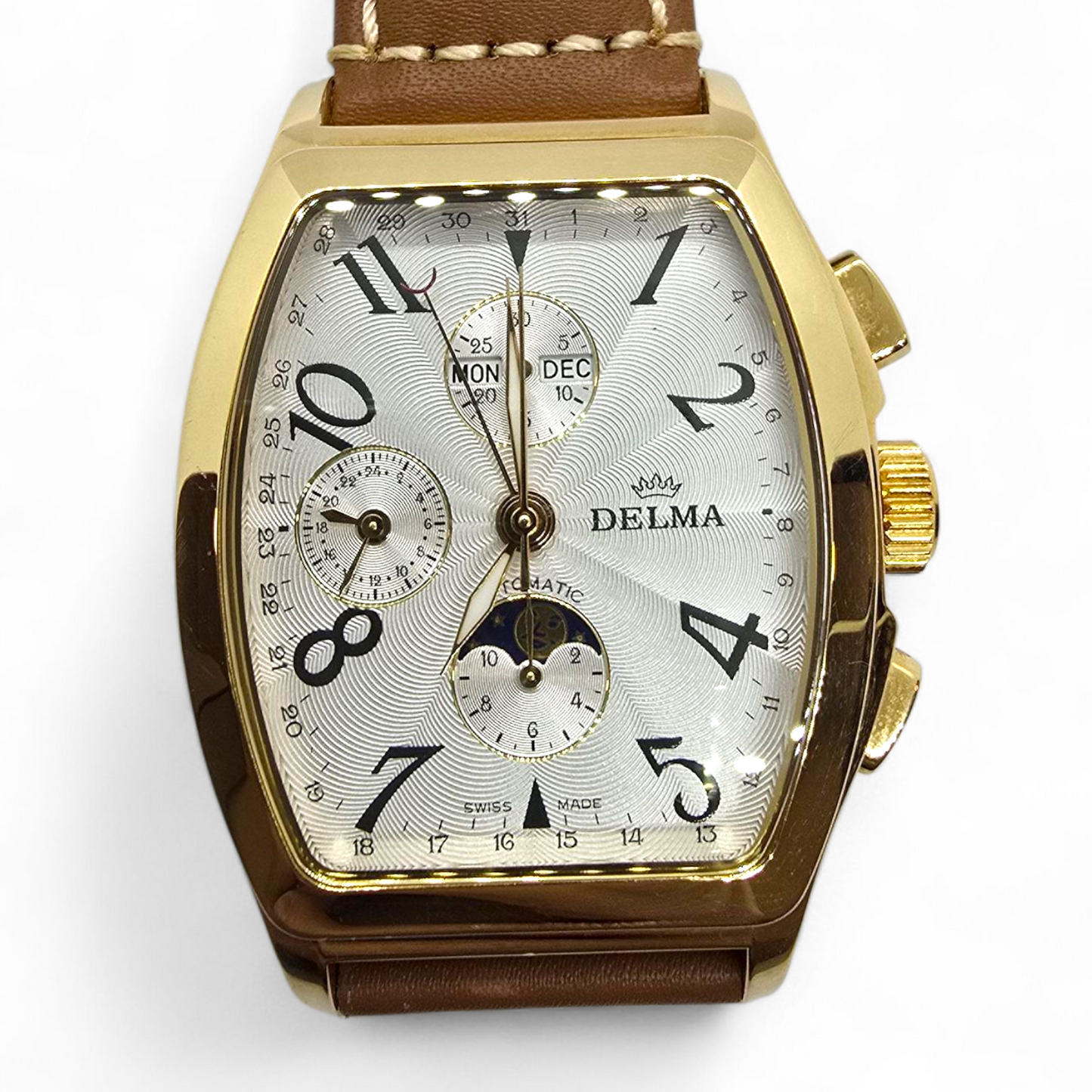 Reloj Delma Klondike Tonneau Cronógrafo Suizo con Fase Lunar Edición Limitada en Oro de 18 Kt