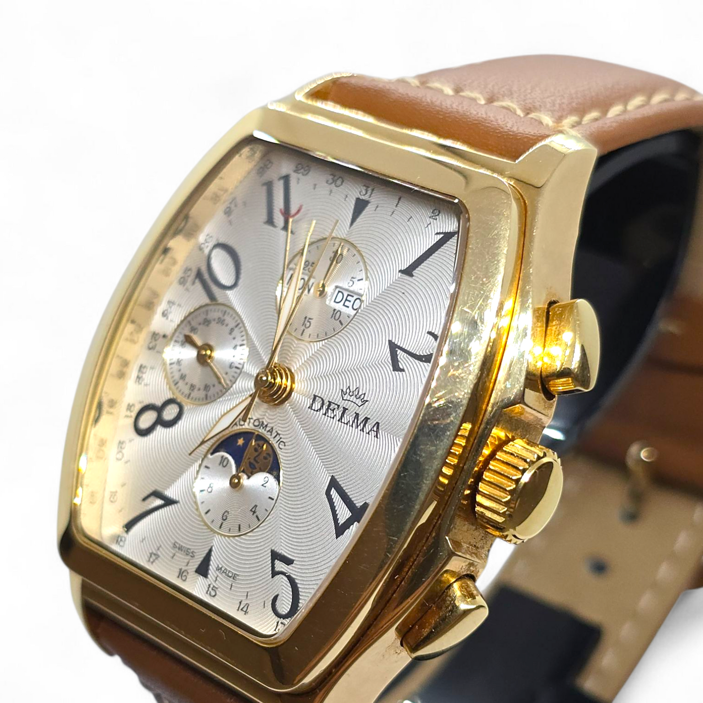 Reloj Delma Klondike Tonneau Cronógrafo Suizo con Fase Lunar Edición Limitada en Oro de 18 Kt