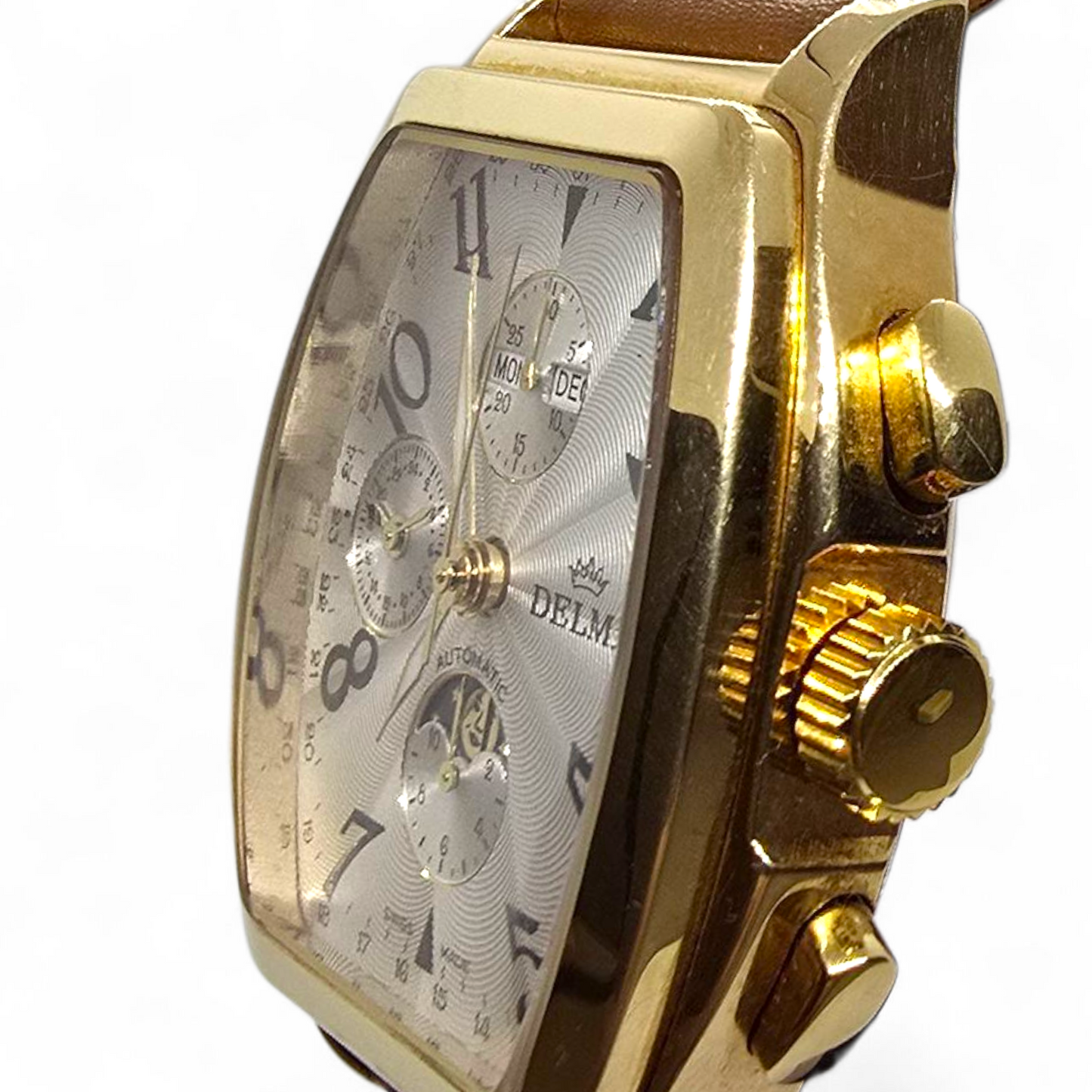 Reloj Delma Klondike Tonneau Cronógrafo Suizo con Fase Lunar Edición Limitada en Oro de 18 Kt