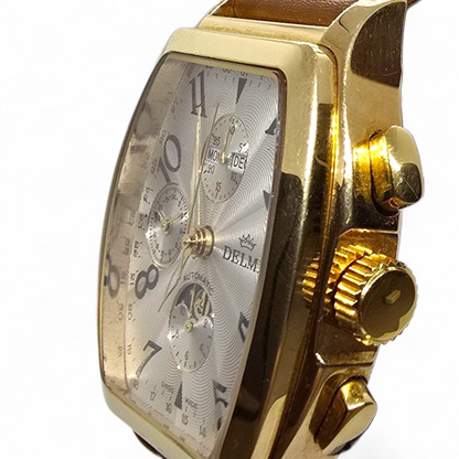 Reloj Delma Klondike Tonneau Cronógrafo Suizo con Fase Lunar Edición Limitada en Oro de 18 Kt