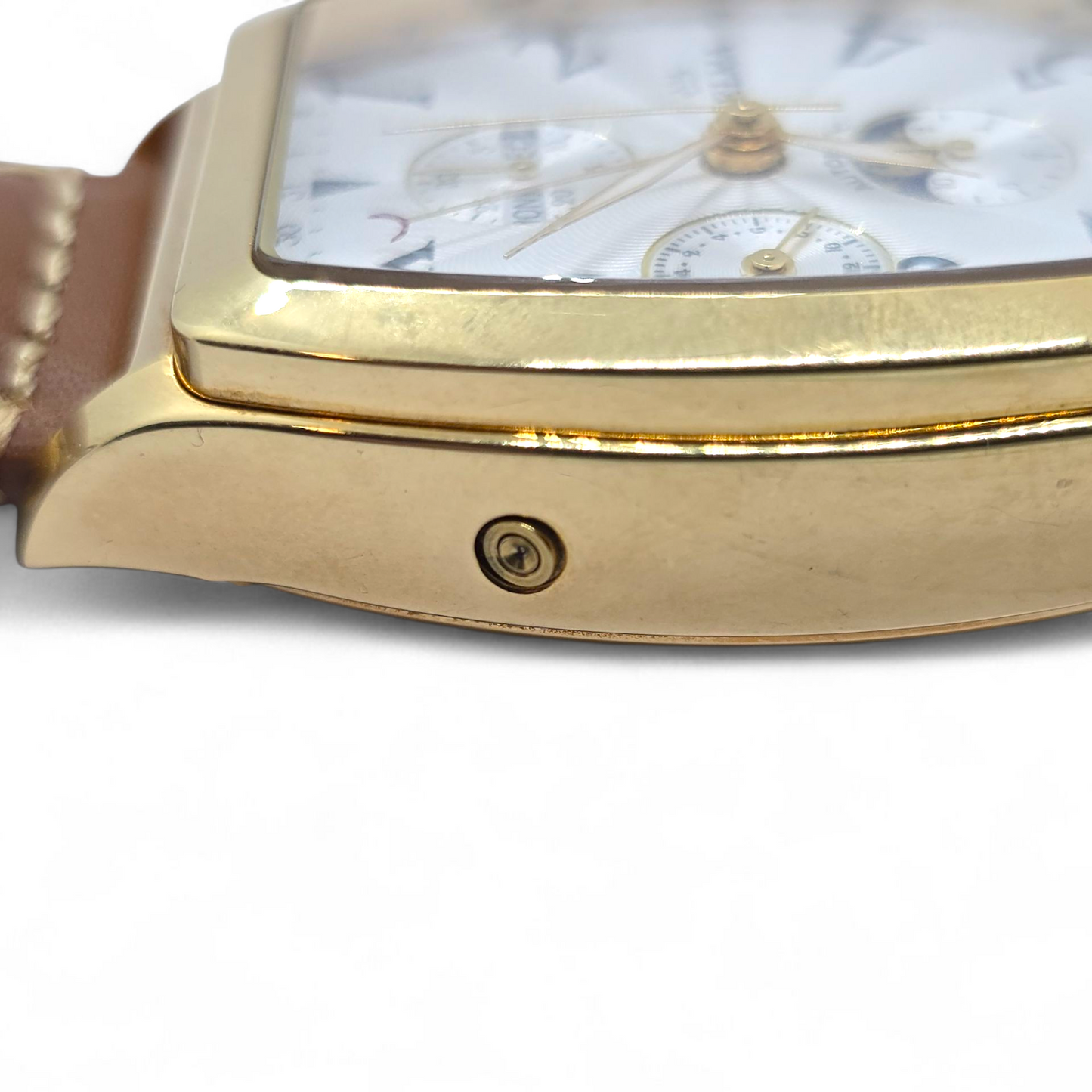 Reloj Delma Klondike Tonneau Cronógrafo Suizo con Fase Lunar Edición Limitada en Oro de 18 Kt