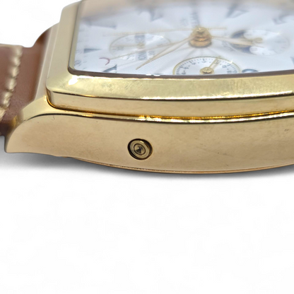 Reloj Delma Klondike Tonneau Cronógrafo Suizo con Fase Lunar Edición Limitada en Oro de 18 Kt