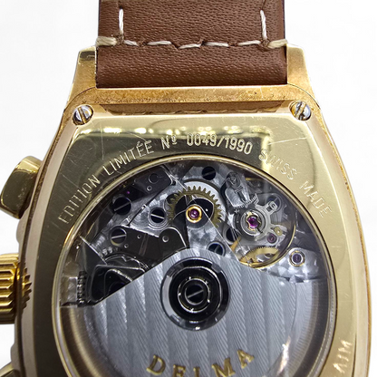 Reloj Delma Klondike Tonneau Cronógrafo Suizo con Fase Lunar Edición Limitada en Oro de 18 Kt