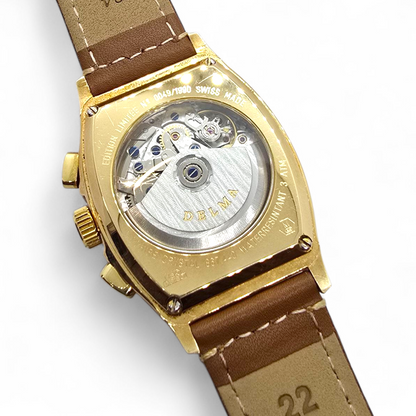 Reloj Delma Klondike Tonneau Cronógrafo Suizo con Fase Lunar Edición Limitada en Oro de 18 Kt