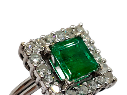 Sortija bailarina esmeralda y diamantes en Oro blanco de 18 K