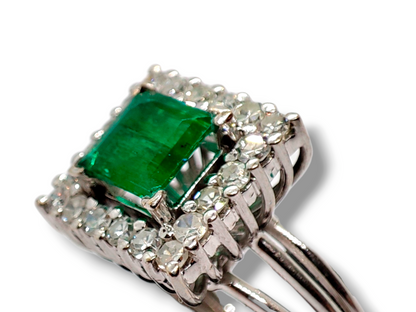 Sortija bailarina esmeralda y diamantes en Oro blanco de 18 K