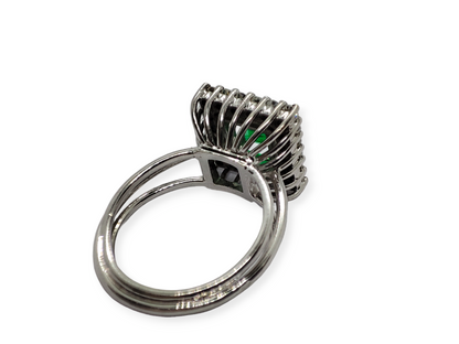 Sortija bailarina esmeralda y diamantes en Oro blanco de 18 K