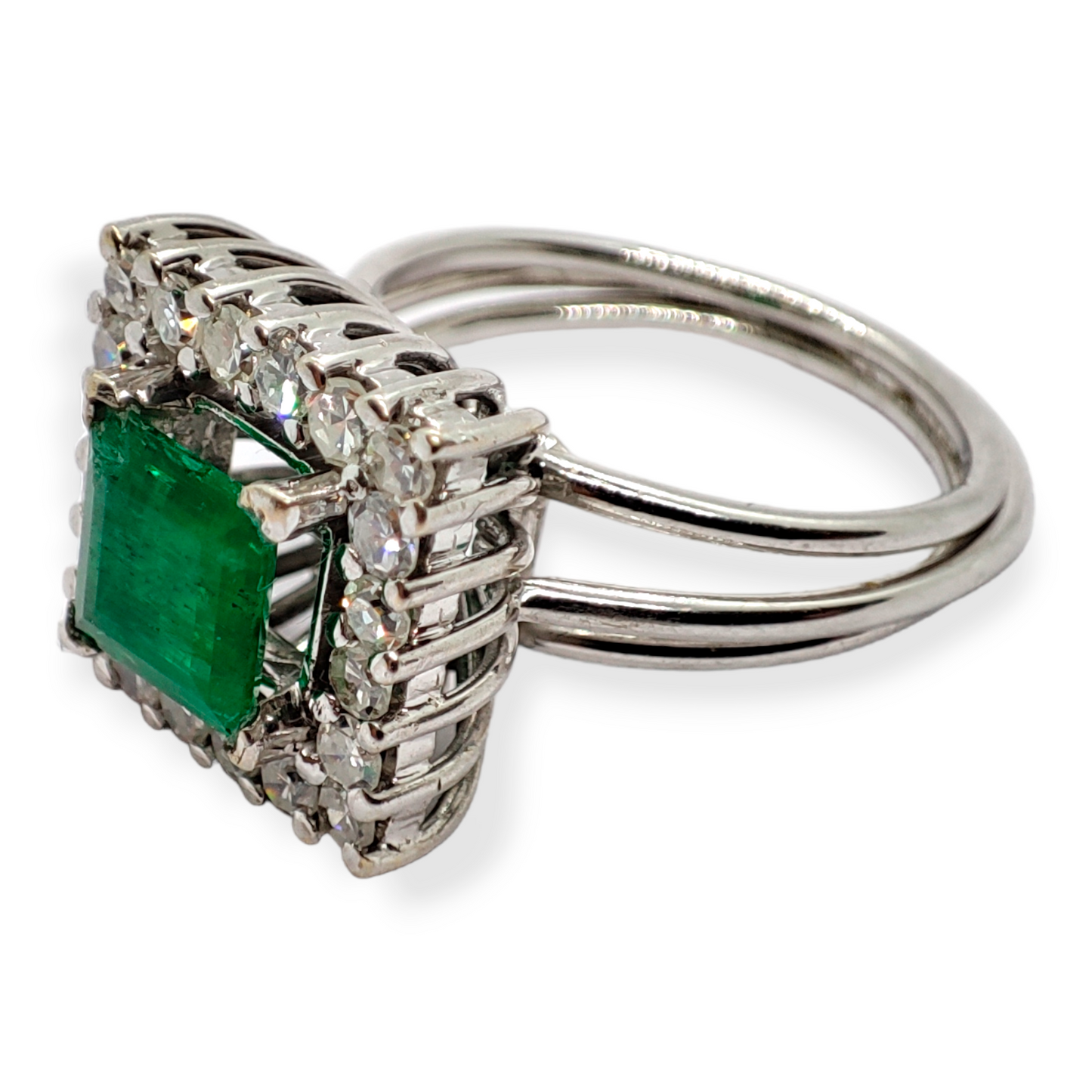 Sortija bailarina esmeralda y diamantes en Oro blanco de 18 K