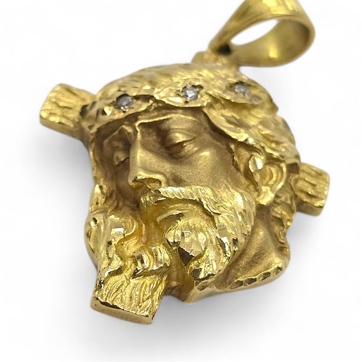 Colgante Cristo en Oro Amarillo de 18 Quilates con 3 Diamantes Naturales