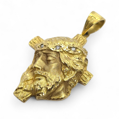 Colgante Cristo en Oro Amarillo de 18 Quilates con 3 Diamantes Naturales