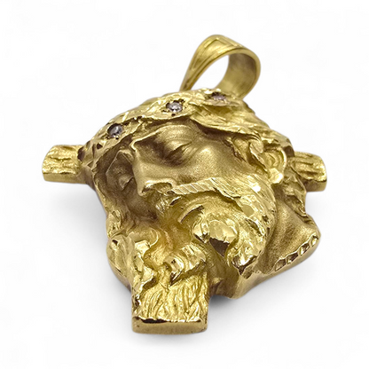 Colgante Cristo en Oro Amarillo de 18 Quilates con 3 Diamantes Naturales