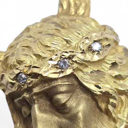 Colgante Cristo en Oro Amarillo de 18 Quilates con 3 Diamantes Naturales