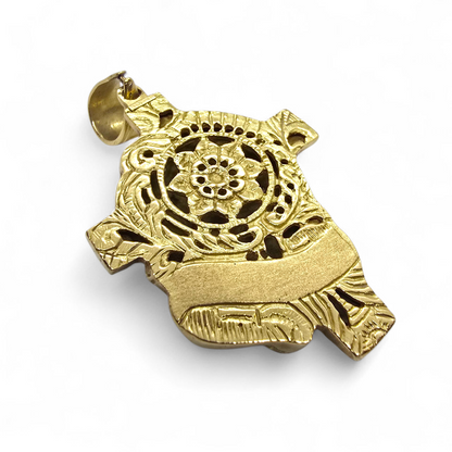 Colgante Cristo en Oro Amarillo de 18 Quilates con 3 Diamantes Naturales