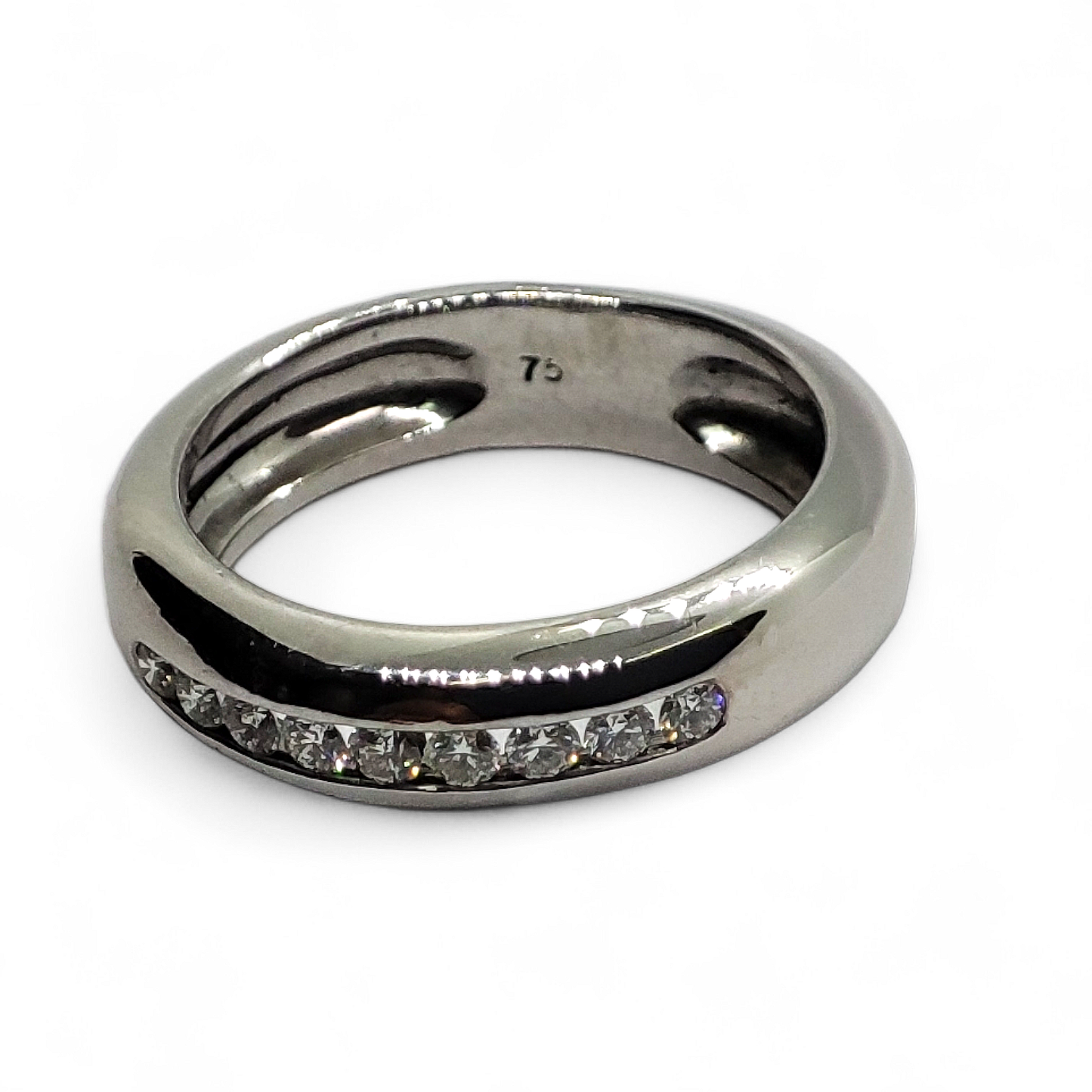 Anillo septillo en oro blanco de 18 K y diamantes.
