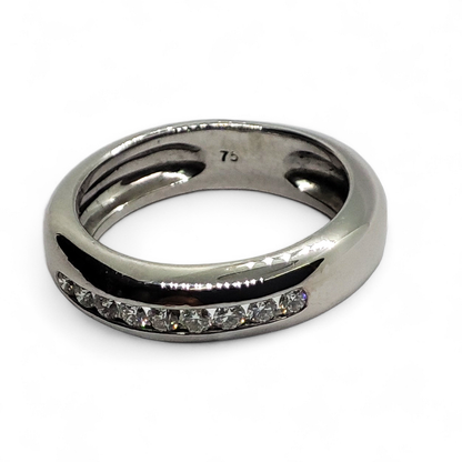Anillo septillo en oro blanco de 18 K y diamantes.