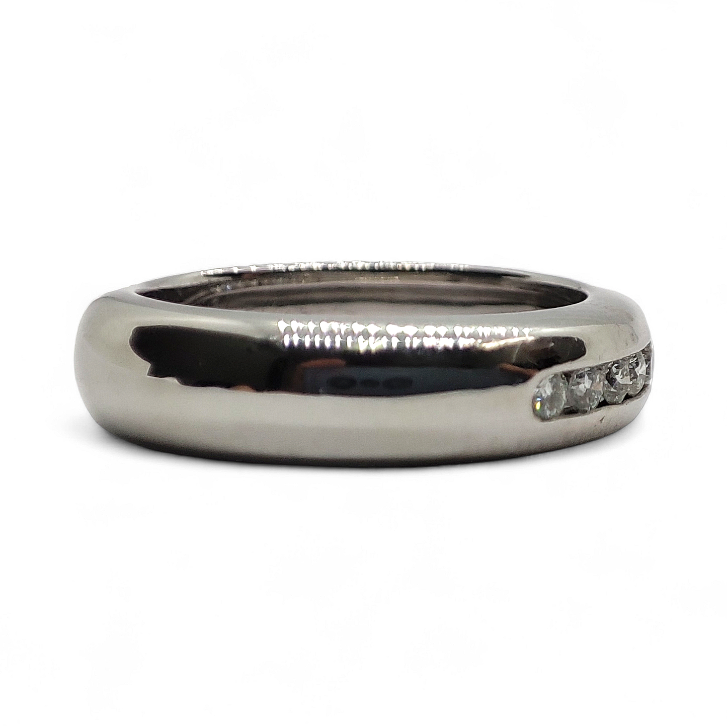 Anillo septillo en oro blanco de 18 K y diamantes.
