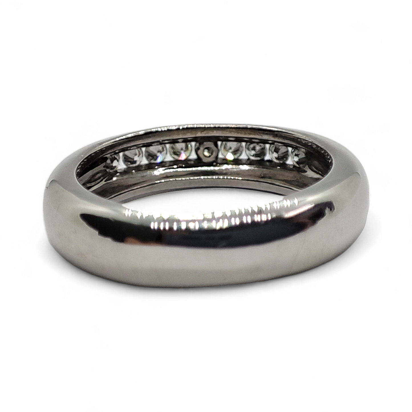 Anillo septillo en oro blanco de 18 K y diamantes.