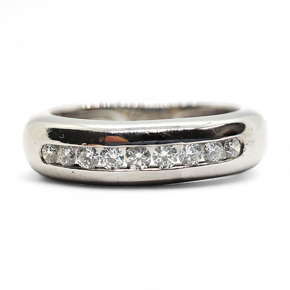 Anillo septillo en oro blanco de 18 K y diamantes.