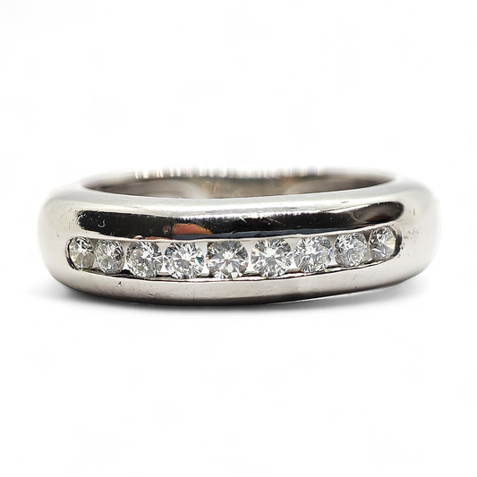 Anillo septillo en oro blanco de 18 K y diamantes.