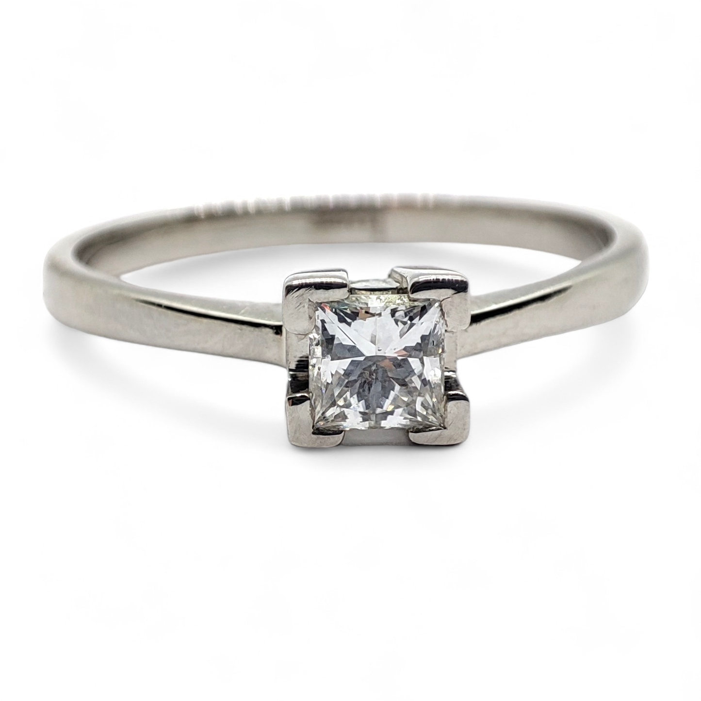 Solitario en oro blanco de 18 K y diamante en talla princesa.