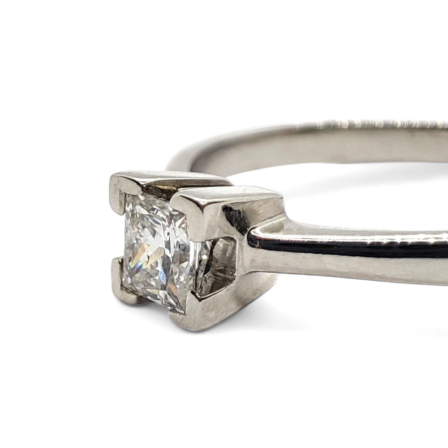 Solitario en oro blanco de 18 K y diamante en talla princesa.