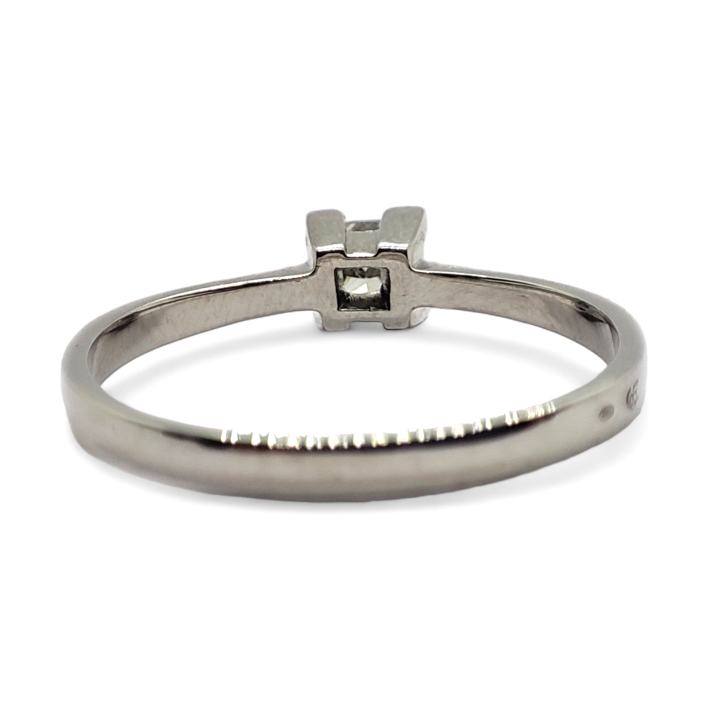 Solitario en oro blanco de 18 K y diamante en talla princesa.