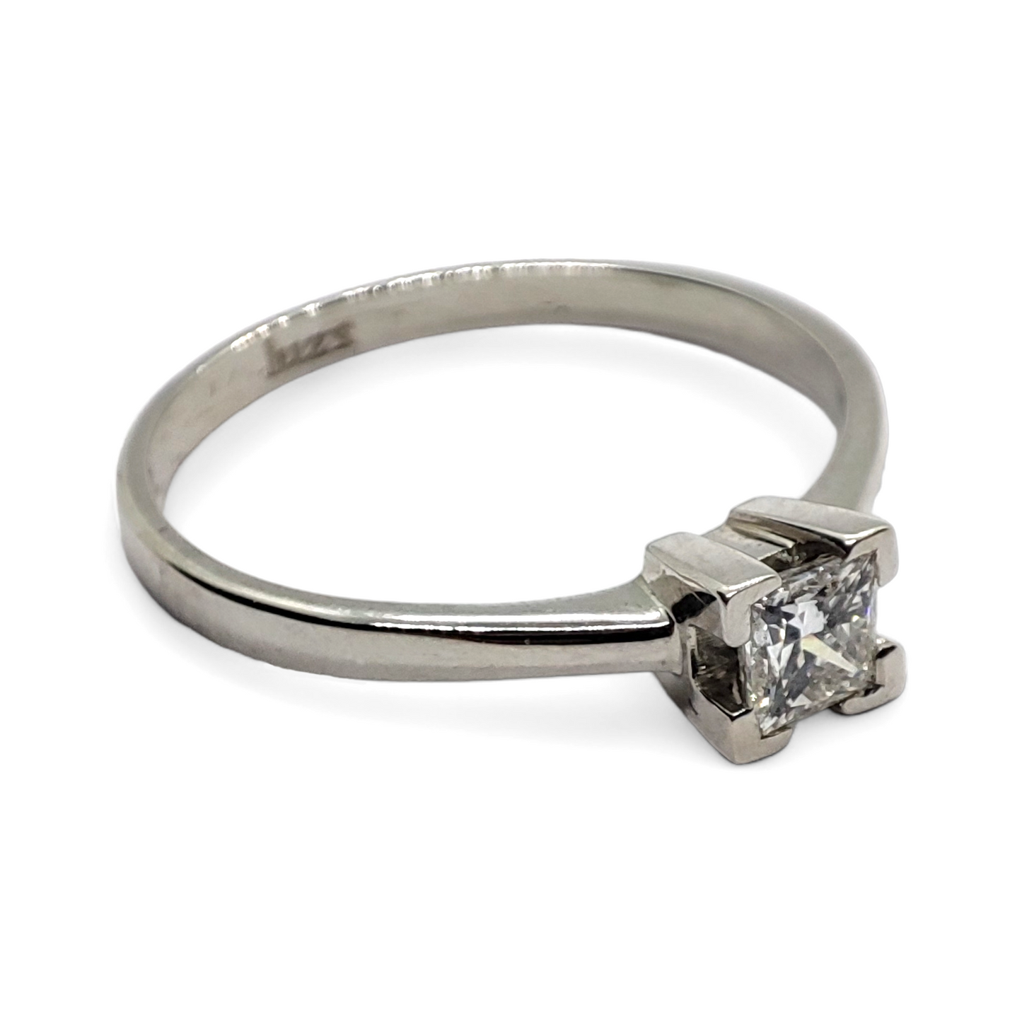Solitario en oro blanco de 18 K y diamante en talla princesa.