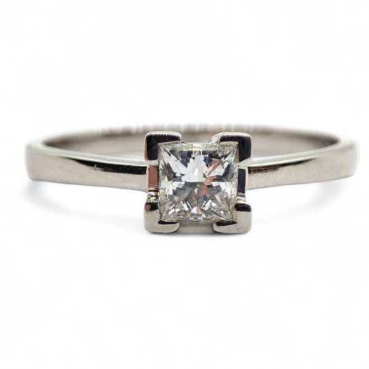Solitario en oro blanco de 18 K y diamante en talla princesa.