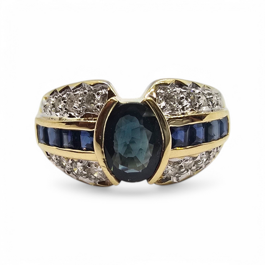 Sortija de Oro Amarillo 18K con Zafiro Oval, Zafiros Cuadrados y Diamantes