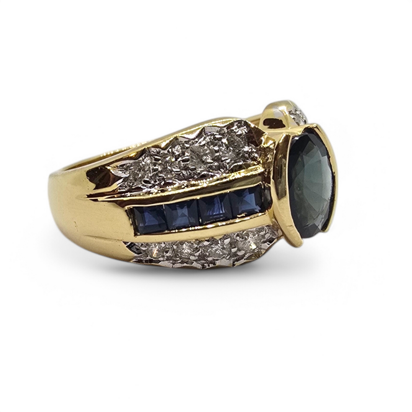 Sortija de Oro Amarillo 18K con Zafiro Oval, Zafiros Cuadrados y Diamantes