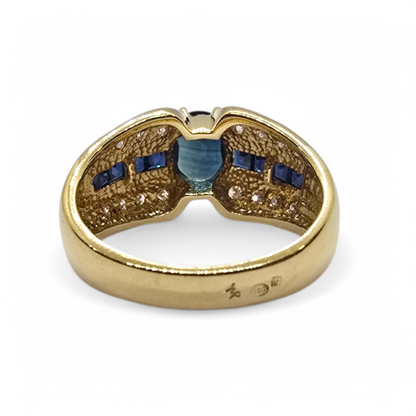 Sortija de Oro Amarillo 18K con Zafiro Oval, Zafiros Cuadrados y Diamantes