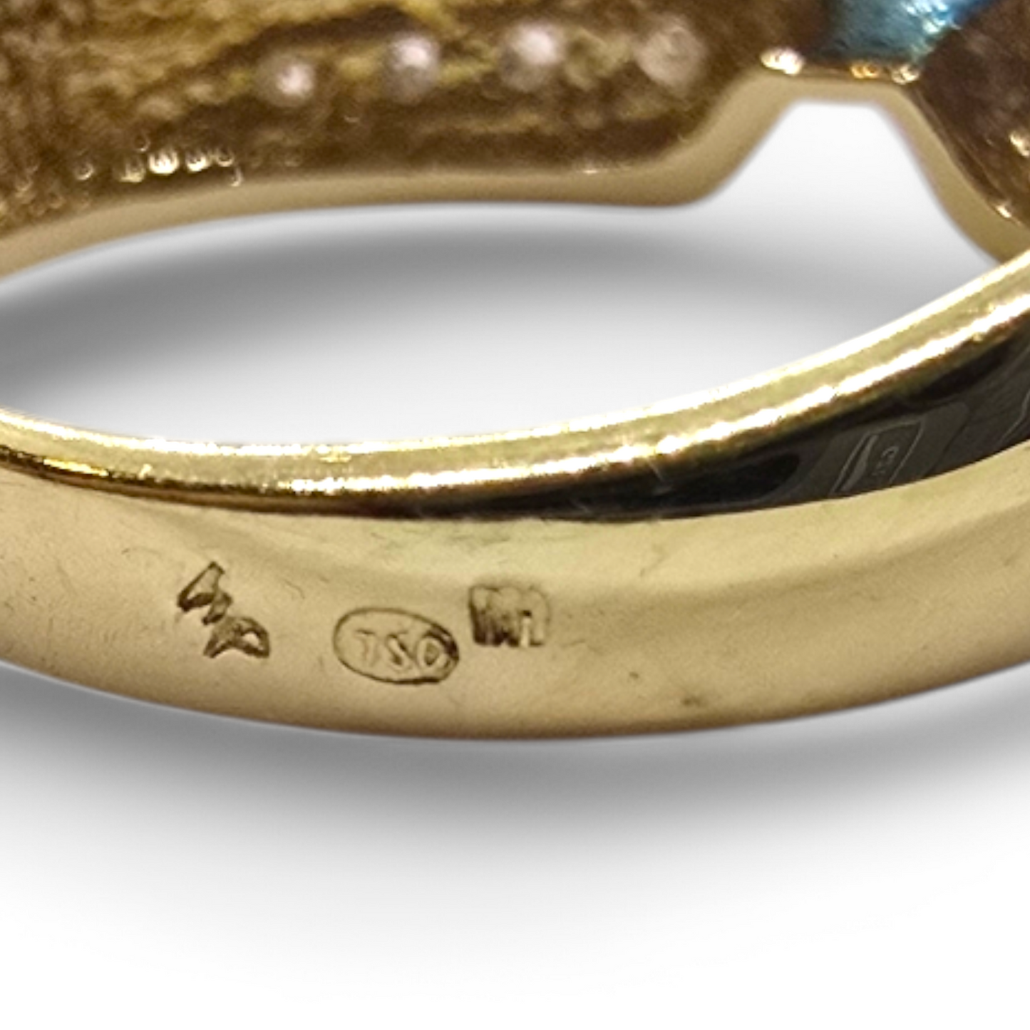 Sortija de Oro Amarillo 18K con Zafiro Oval, Zafiros Cuadrados y Diamantes