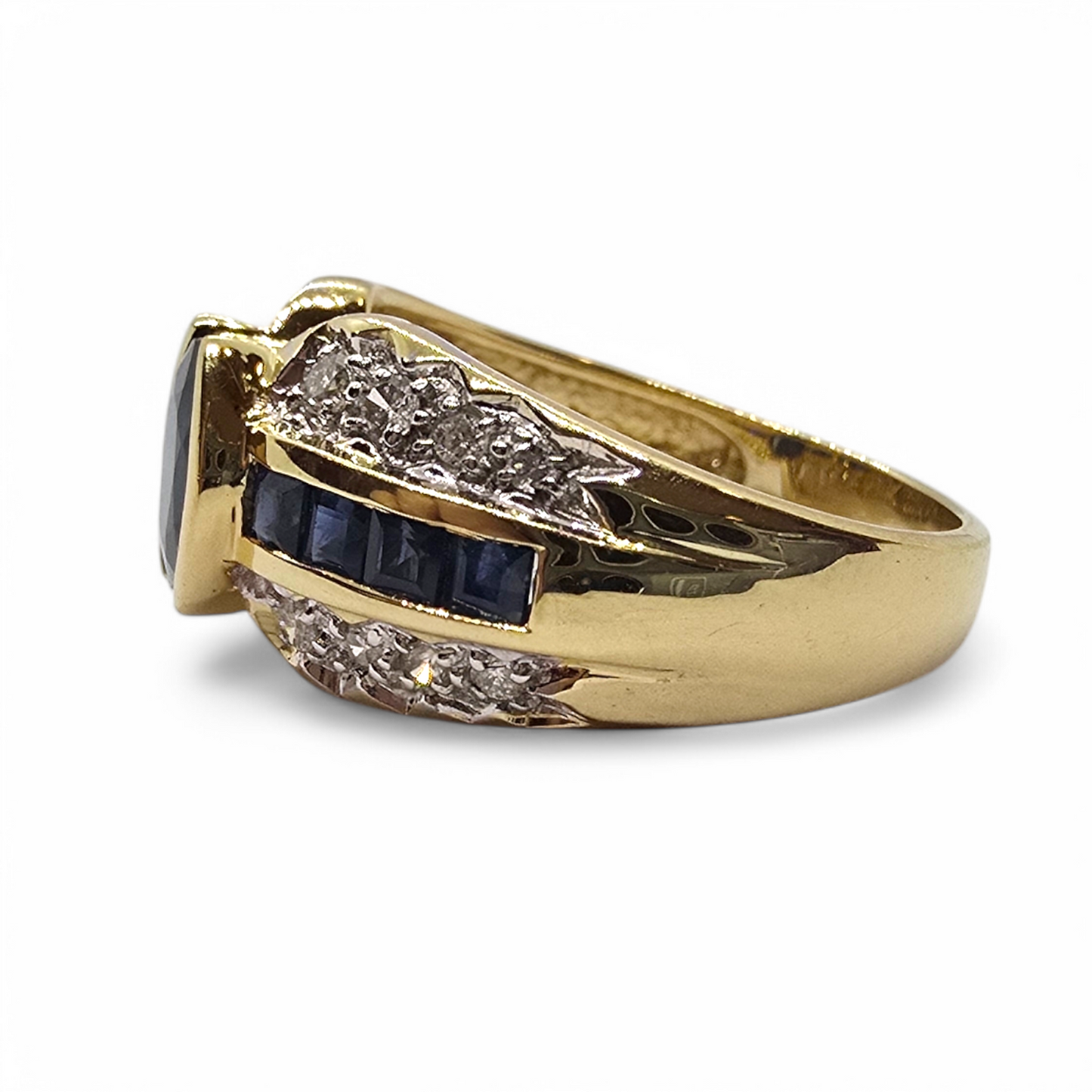 Sortija de Oro Amarillo 18K con Zafiro Oval, Zafiros Cuadrados y Diamantes