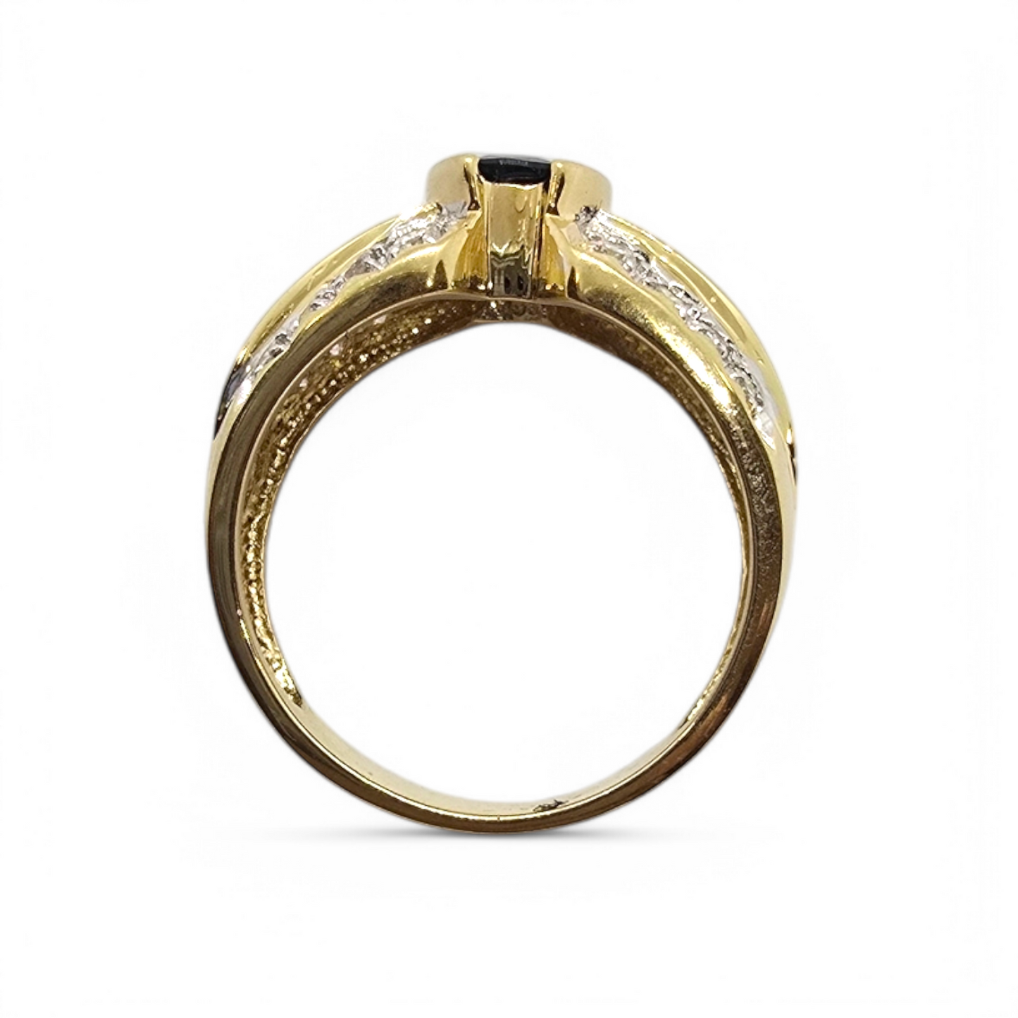 Sortija de Oro Amarillo 18K con Zafiro Oval, Zafiros Cuadrados y Diamantes