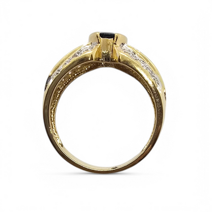 Sortija de Oro Amarillo 18K con Zafiro Oval, Zafiros Cuadrados y Diamantes