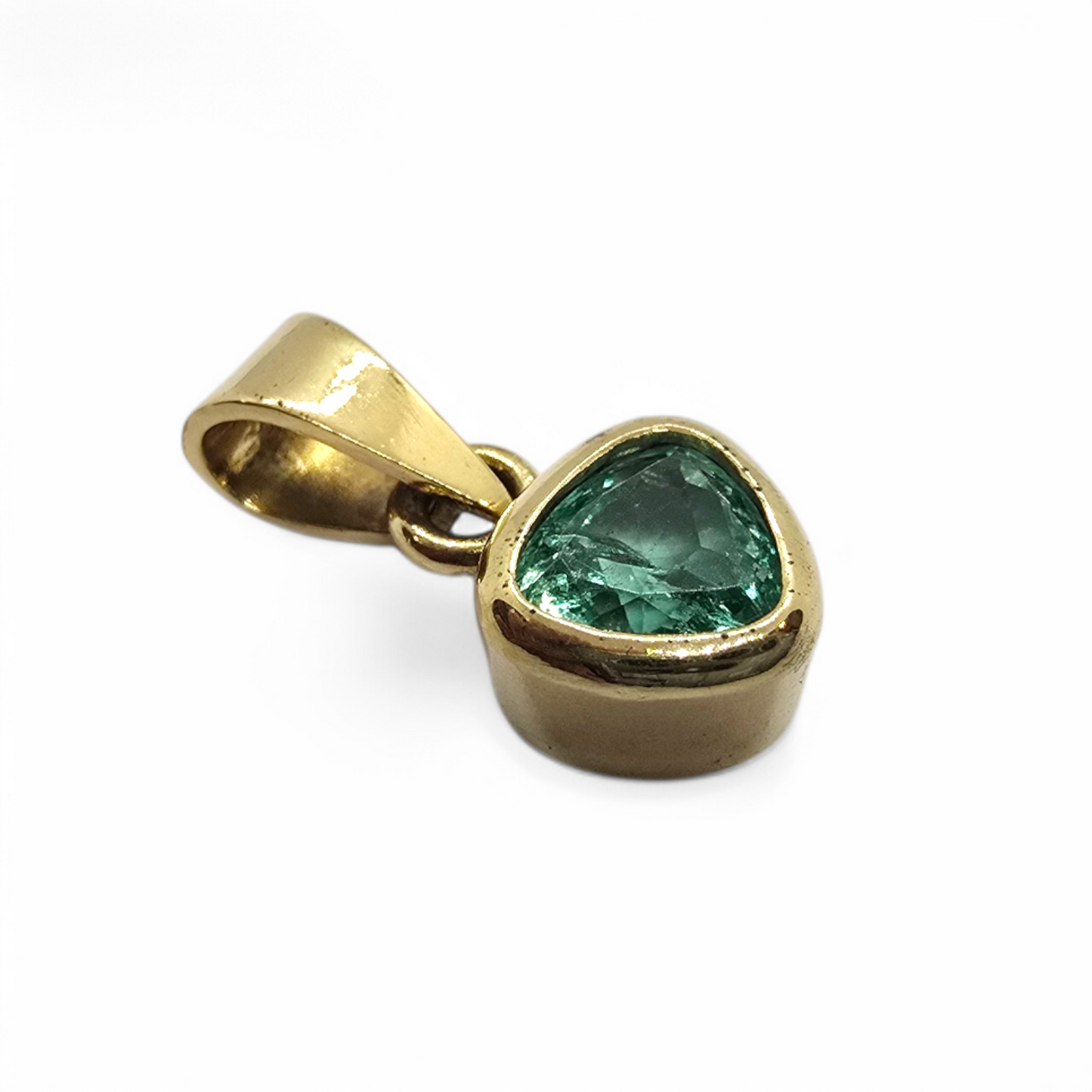 Colgante oro amarillo 18K y esmeralda.