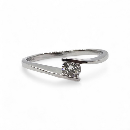 Solitario en oro blanco 18k y brillante.